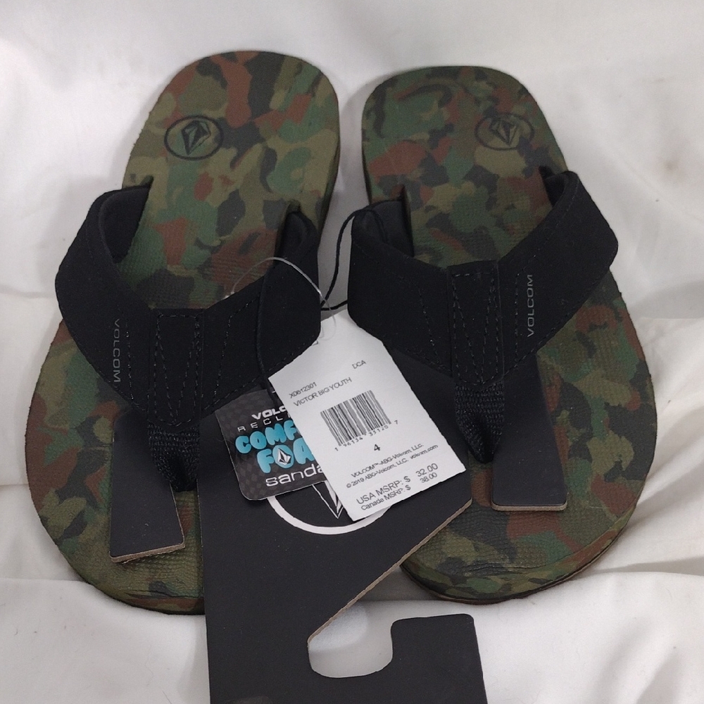 NWT Volcom Camo Victor Flip Flops Boys Size 4